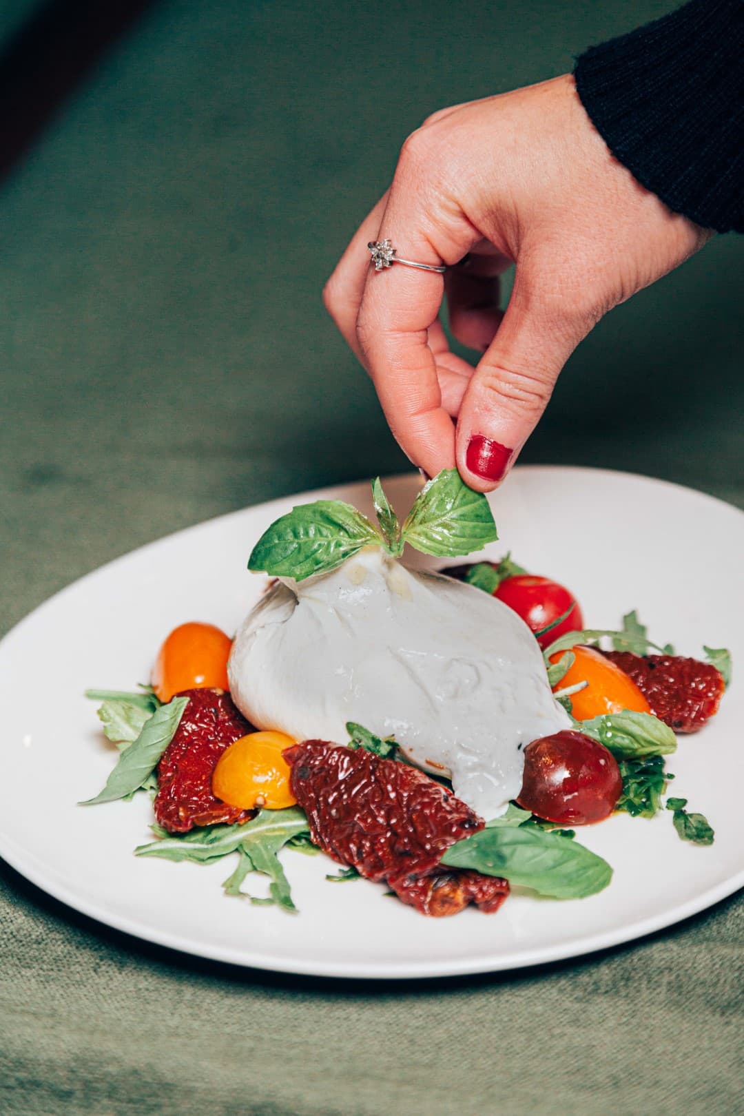 Burrata Mat’izza avec tomates, basilic et tomates séchées
