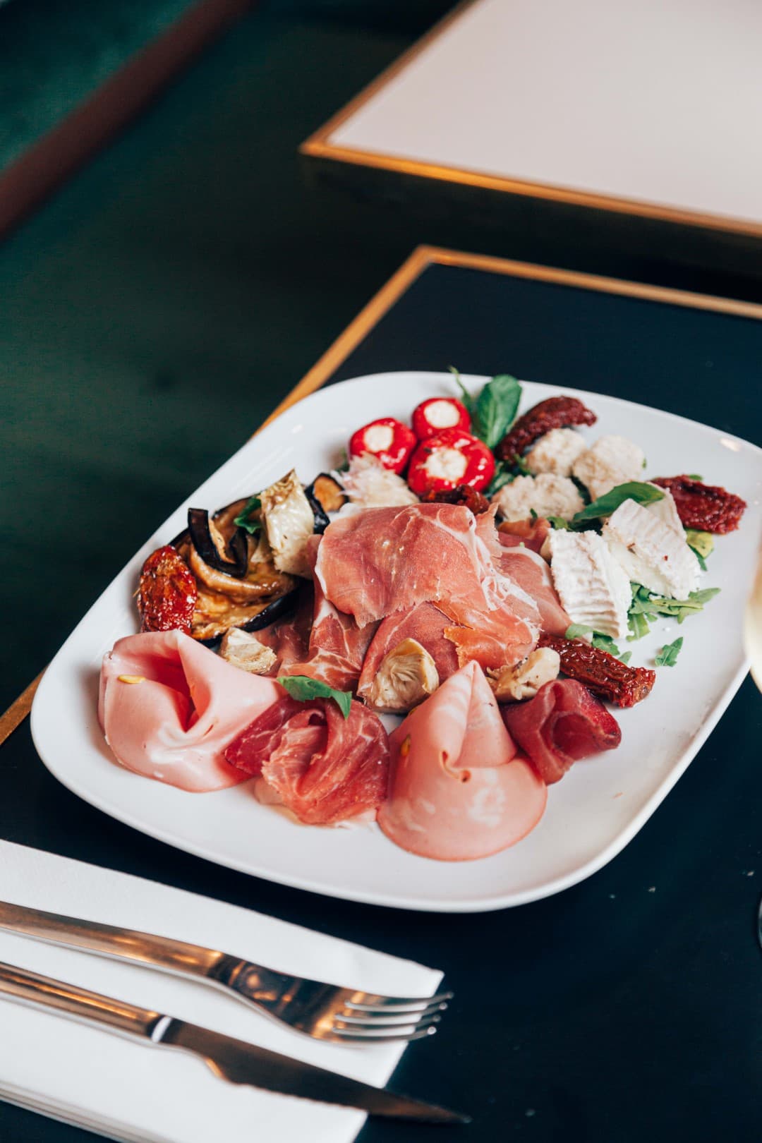 Assiette de charcuteries italiennes servie chez Mat’izza