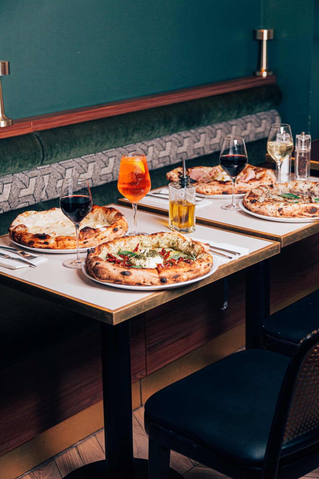 Pizzas Mat’izza dressées sur une table du restaurant